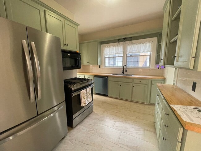 Building Photo - Highland Charmer! Come see Today!