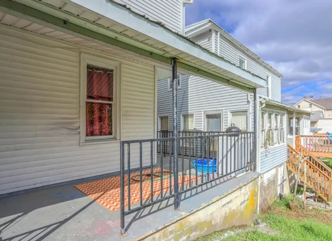 Building Photo - Charming 3 Bedroom with Open Living Area & Shared Porch!