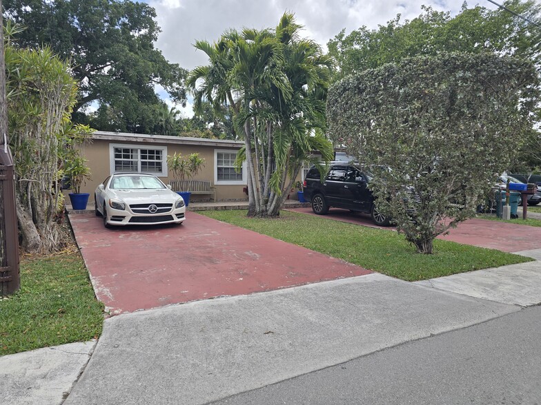 Large driveway. Lots of parking. - 6364 SW 33rd St