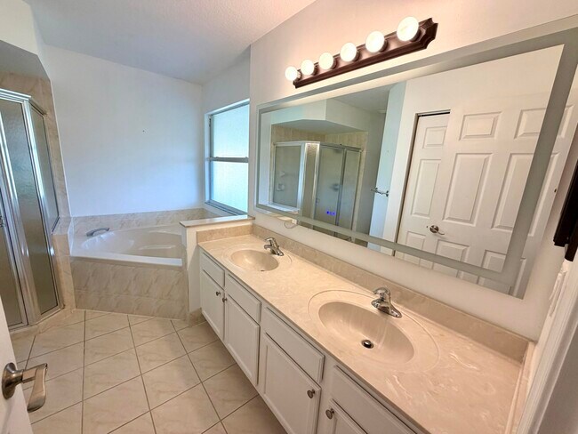 Building Photo - 1742 SW Effland Ave