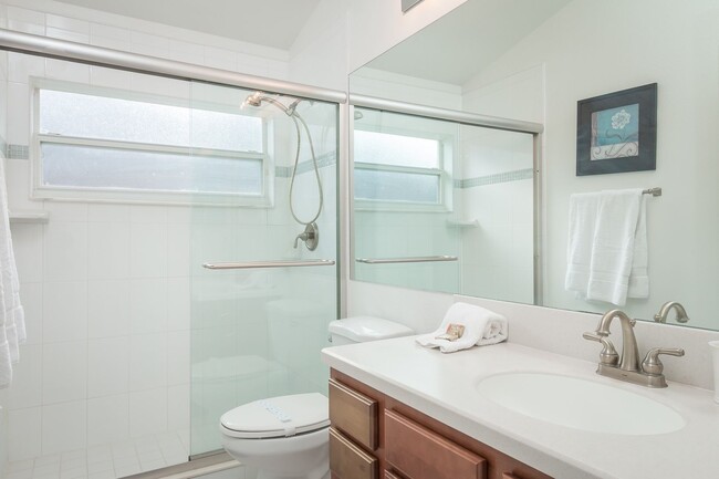 Building Photo - Beautiful Fully Furnished 4 Bedroom 3 Bath...