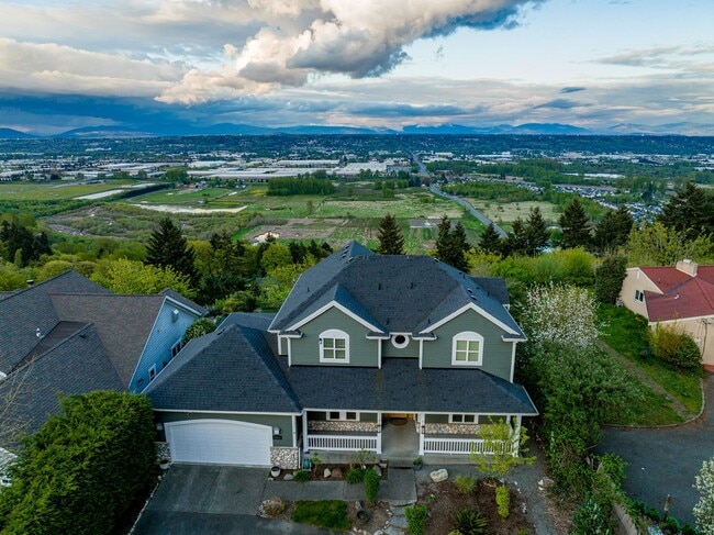 Building Photo - Spacious 4-Bedroom Home with Cascade & Val...