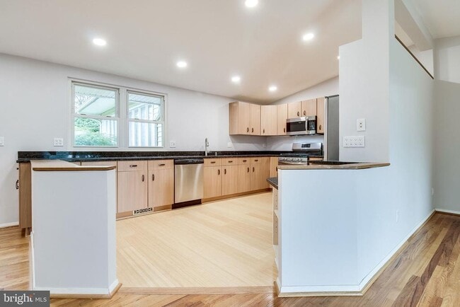 Building Photo - 6525 Byrnes Dr