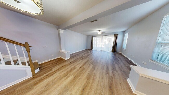 Building Photo - Beautiful 3 bedroom, 2.5 bathroom townhome