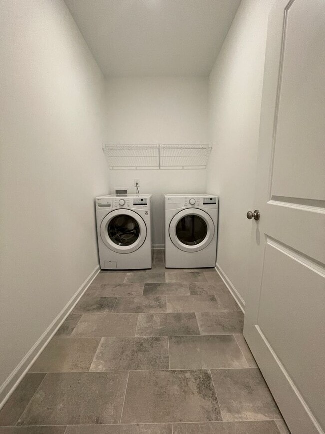 Building Photo - 3 bed 2.5 Bath Townhouse. Shelbyville