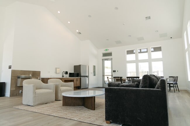 Building Photo - 4655 Alder Dr