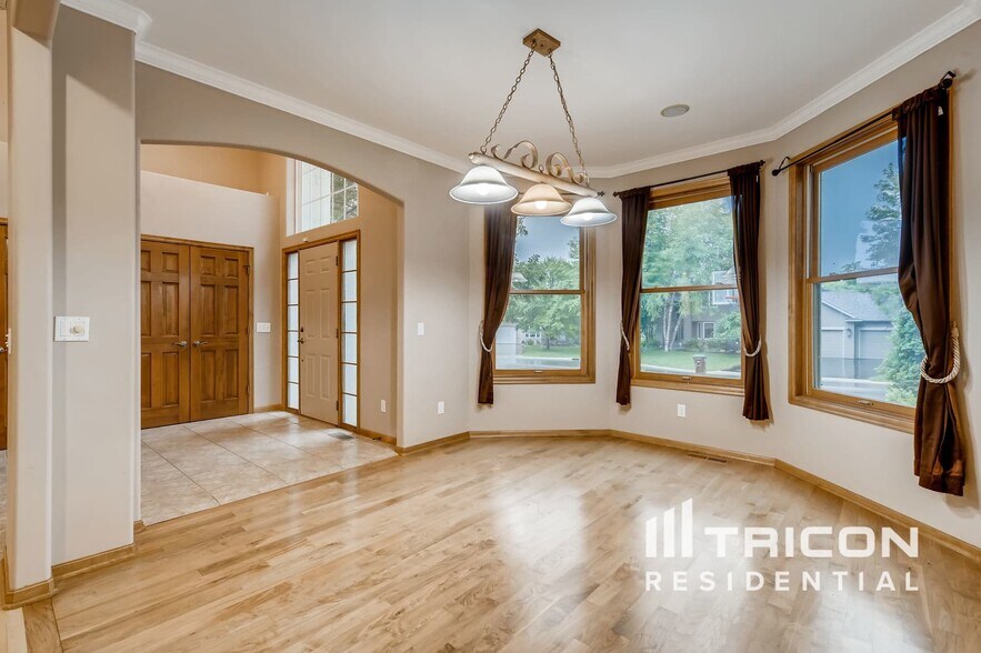 Building Photo - 8915 Umbria Pl N