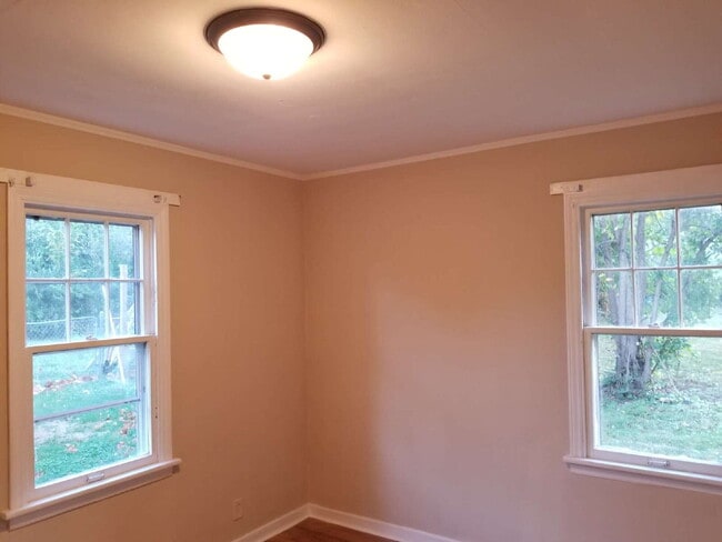 Building Photo - "Charming 2-Bedroom Gem with Cozy 744 Sq F...