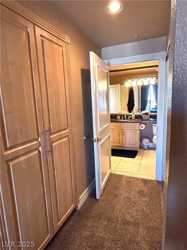 Building Photo - 210 E Flamingo Rd