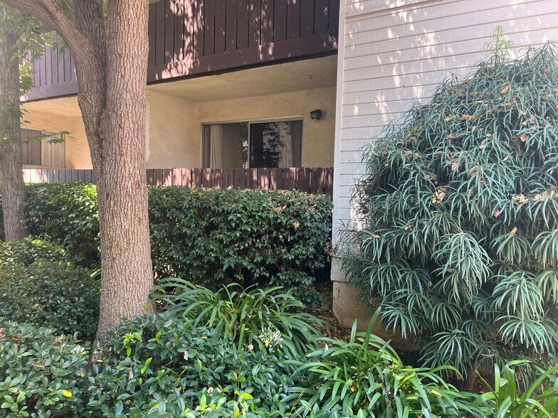 Building Photo - 15070 Victory Blvd