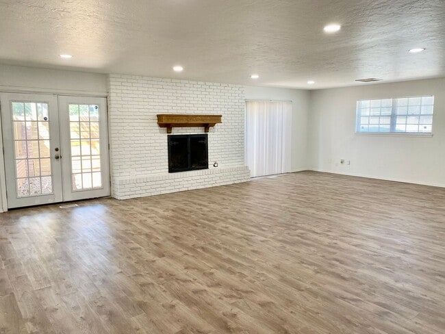 Building Photo - Large 3 Bed 2 Bath off NW 63rd & N. Villa ...