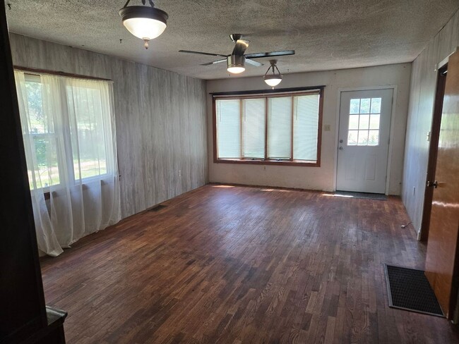 Building Photo - Country Farmhouse 6 miles from town, chicken coop, storage shed and run-in shed