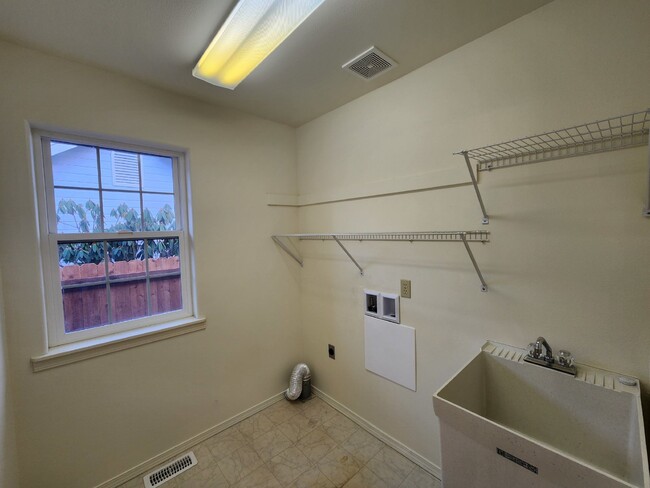 Building Photo - 3 bed 2 bath, close to Carrie Blake Park a...