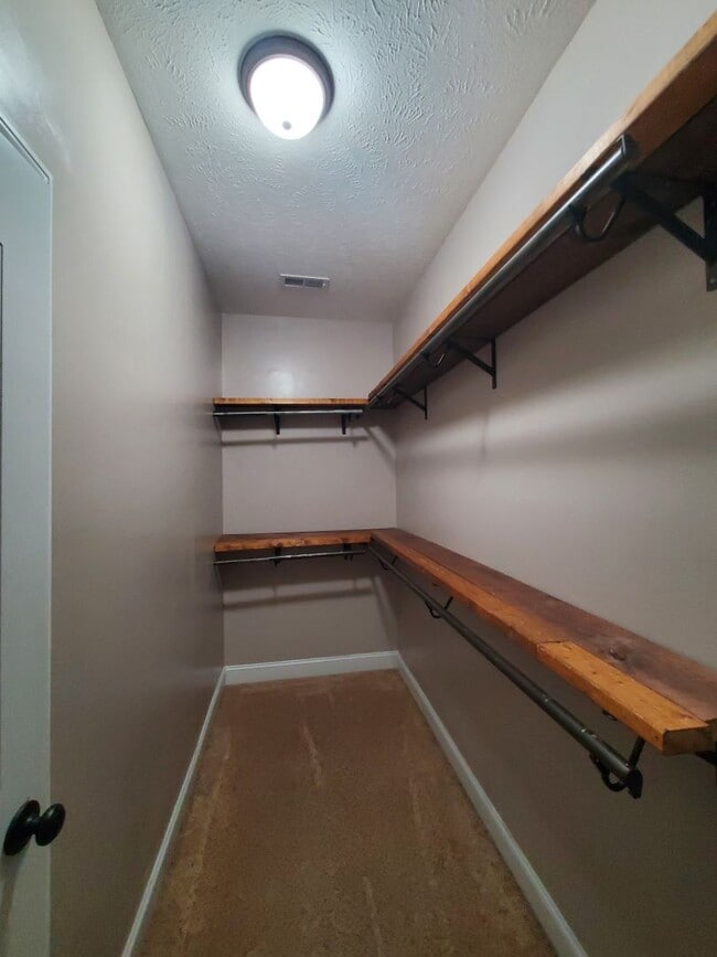 Building Photo - 2244 Lakedale Dr