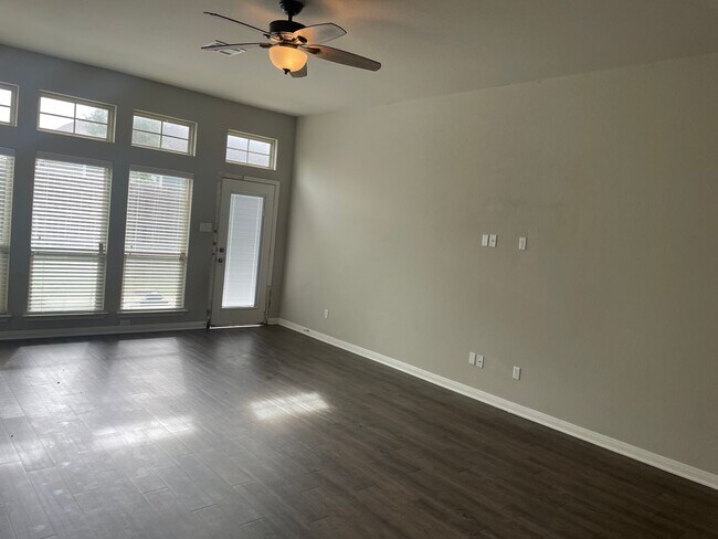 Building Photo - 4 BEDROOM NEAR STILLHOUSE HOLLOW LAKE