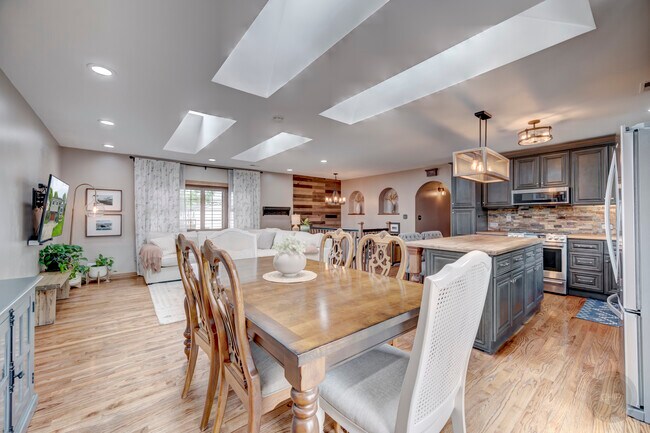 Building Photo - 7215 Larchwood Ln