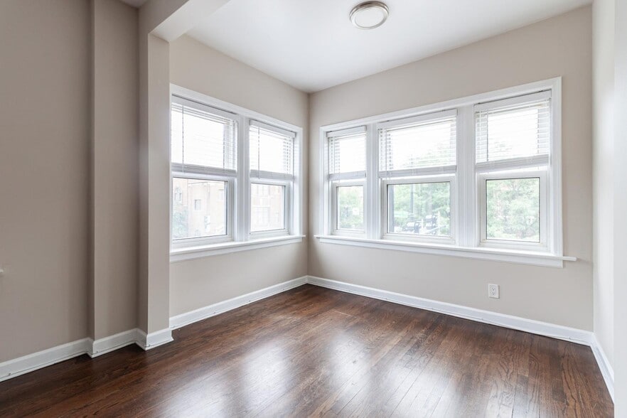 Building Photo - 1604 W Berwyn Ave