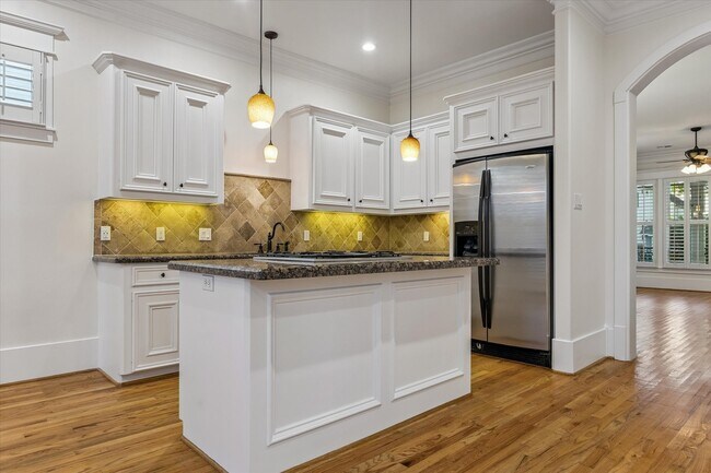 Building Photo - 1332 W 21st St