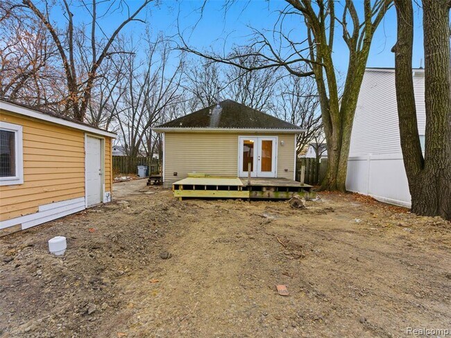 Building Photo - 335 E Elza Ave