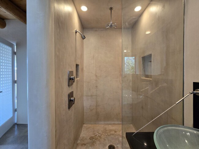 Building Photo - 624 Alto St