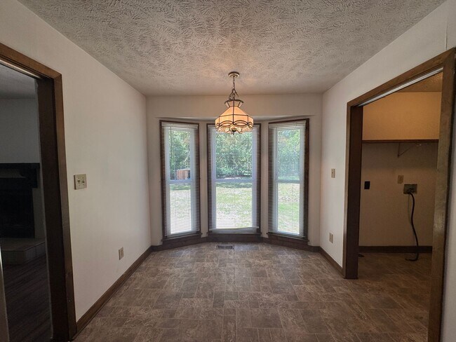 Building Photo - Cute 3 Bedroom Ranch with Large Yard