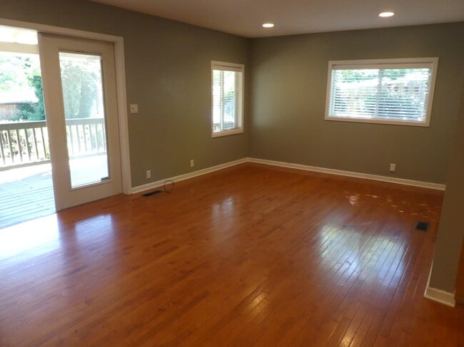 Building Photo - 1420 Dollar St