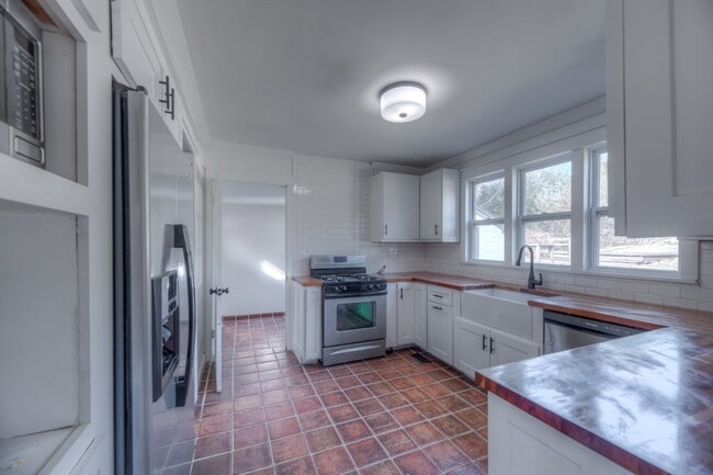 Building Photo - 1223 E 31st St