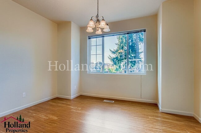 Building Photo - Lovely 3-Level Townhouse in great Hillsbor...