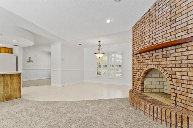 Building Photo - 10206 Lakeview Dr