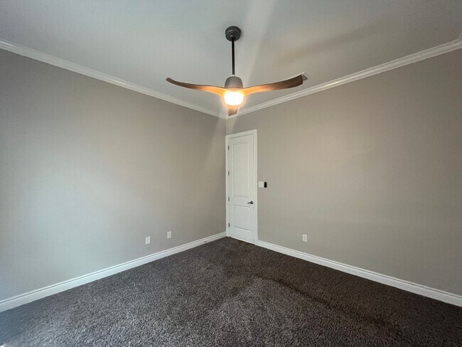 Building Photo - 4815 Viewcrest Rd