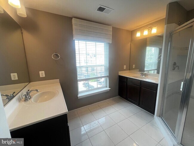 Building Photo - 8195 Falls Grove Dr