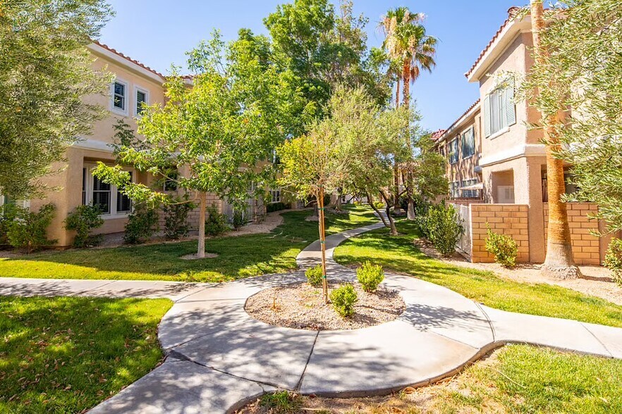 Building Photo - 251 S Green Valley Pky