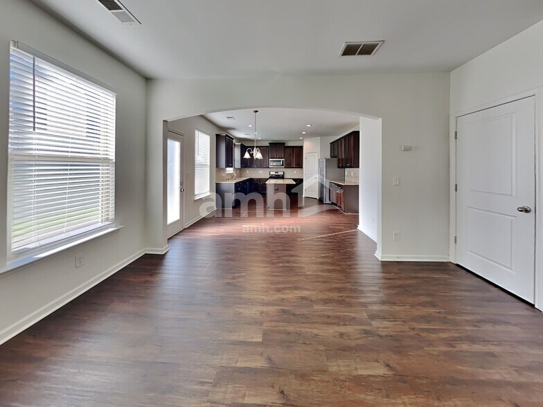 Building Photo - 1522 Balvaird Dr SE