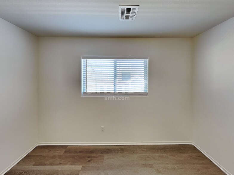 Building Photo - 79 Japonica Ave