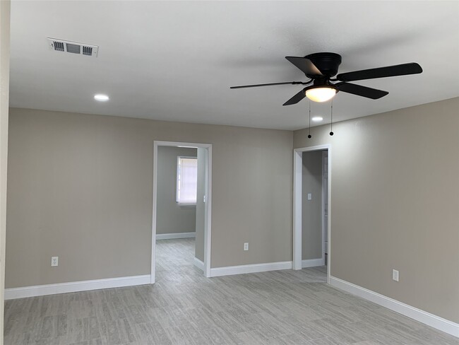 Building Photo - 14002 Rosecrest Dr