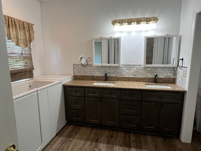 Building Photo - One Level Home in New London