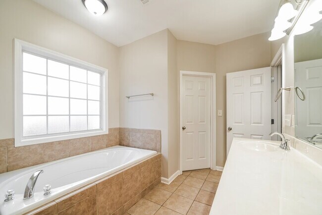 Building Photo - 88 Tapestry Ln