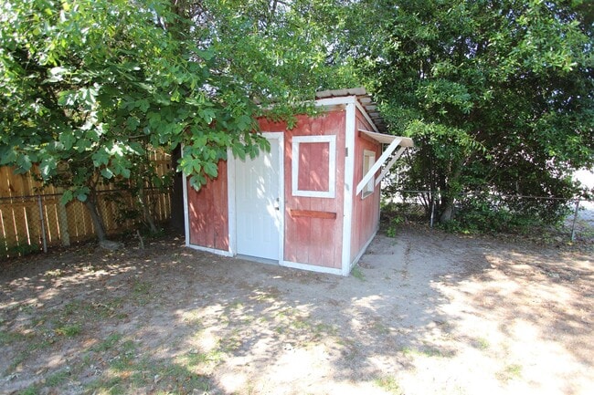 Building Photo - 2071 Fernwood Cir