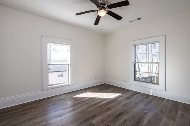 Building Photo - 404 Paines Ave NW