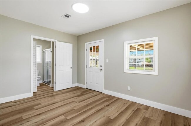 Building Photo - Charming 3-Bedroom Home with Large Fenced Yard in Richmond Hill!