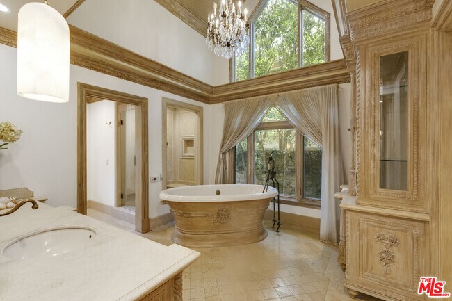 Building Photo - 821 Whittier Dr