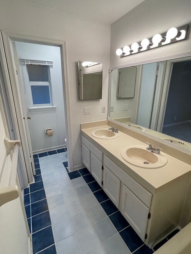 Building Photo - 8043 SE Highpoint Way