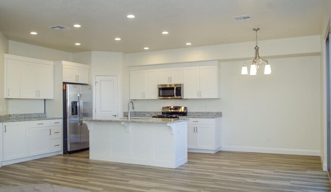 Building Photo - 4 Bedroom Townhome in Hurricane!