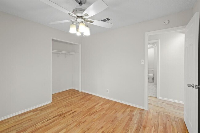 Building Photo - 2218 Bahama Rd