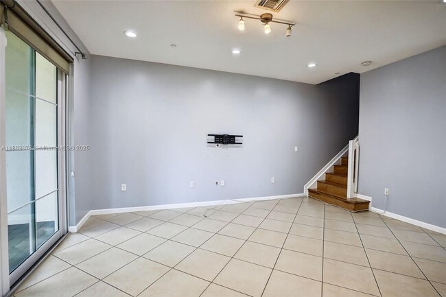 Building Photo - 2938 St Thomas Dr