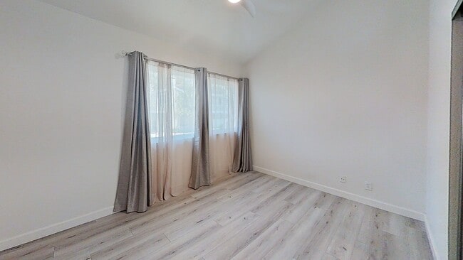 Building Photo - 3/Bedroom Townhouse In Woodland Hills!