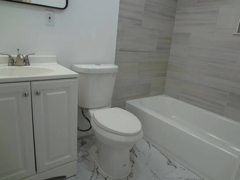 Building Photo - 539 Back St