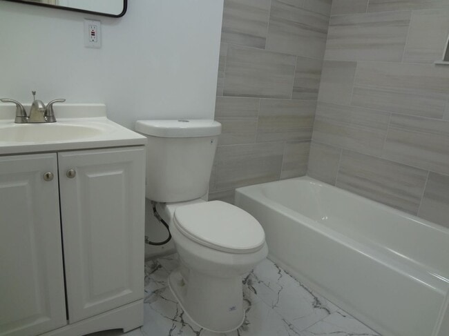 Building Photo - 539 Back St