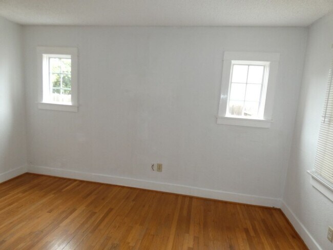 Building Photo - Charming Older Home Near Downtown Santa Maria