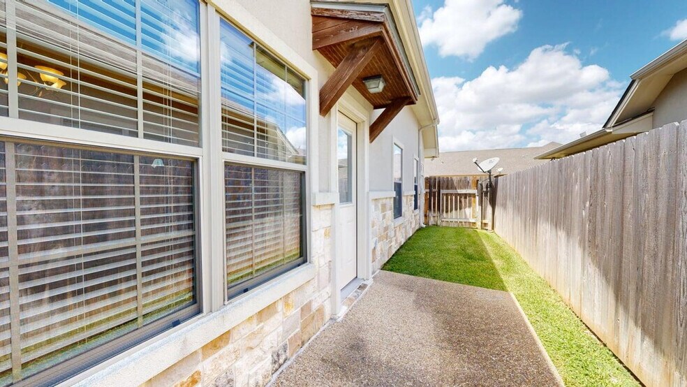 Building Photo - 3819 Black Hawk Ln